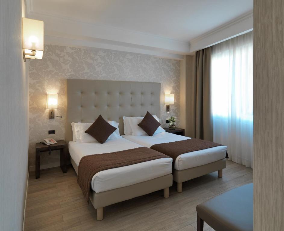 Postel nebo postele na pokoji v ubytování Windsor Hotel Milano