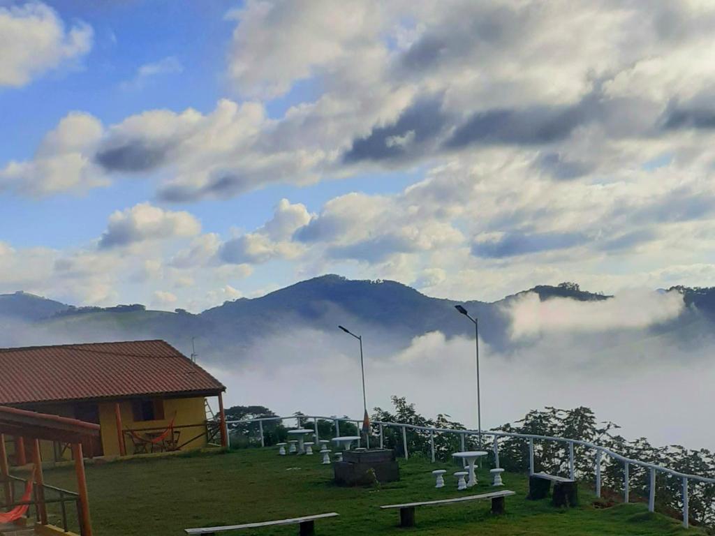 una vista de una montaña con nubes en el cielo en Pousada do Sossego en Extrema