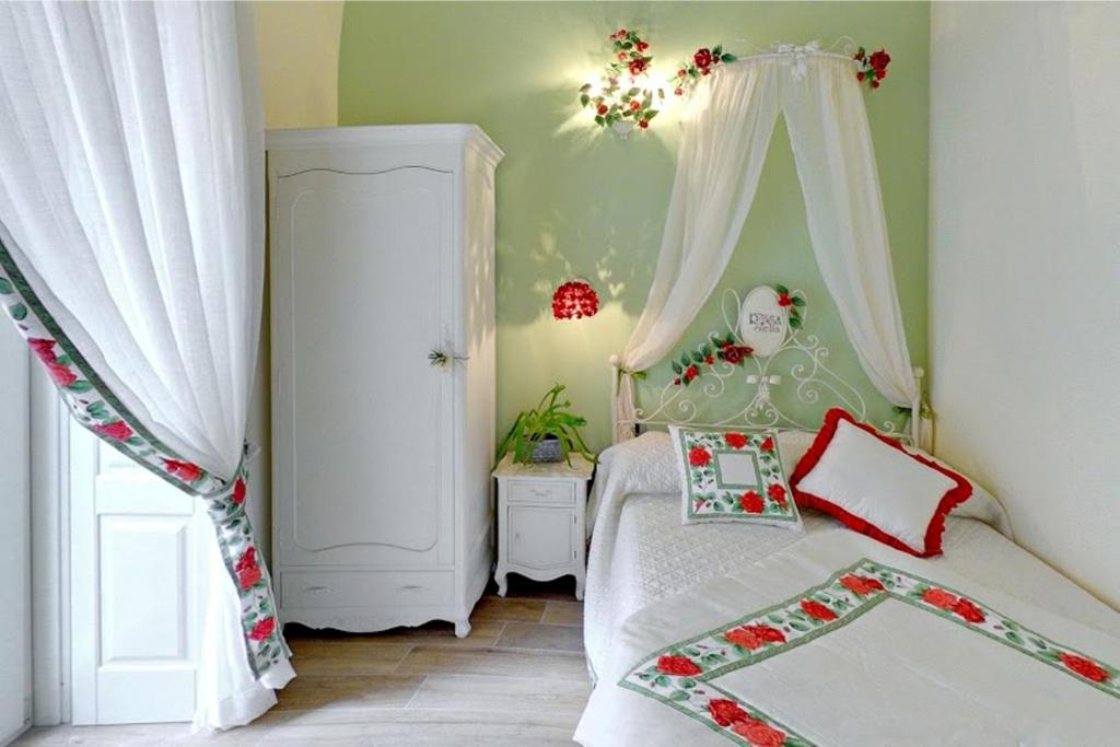 een kleine slaapkamer met een bed en een raam bij La Maison Rosa Stella in Lucera