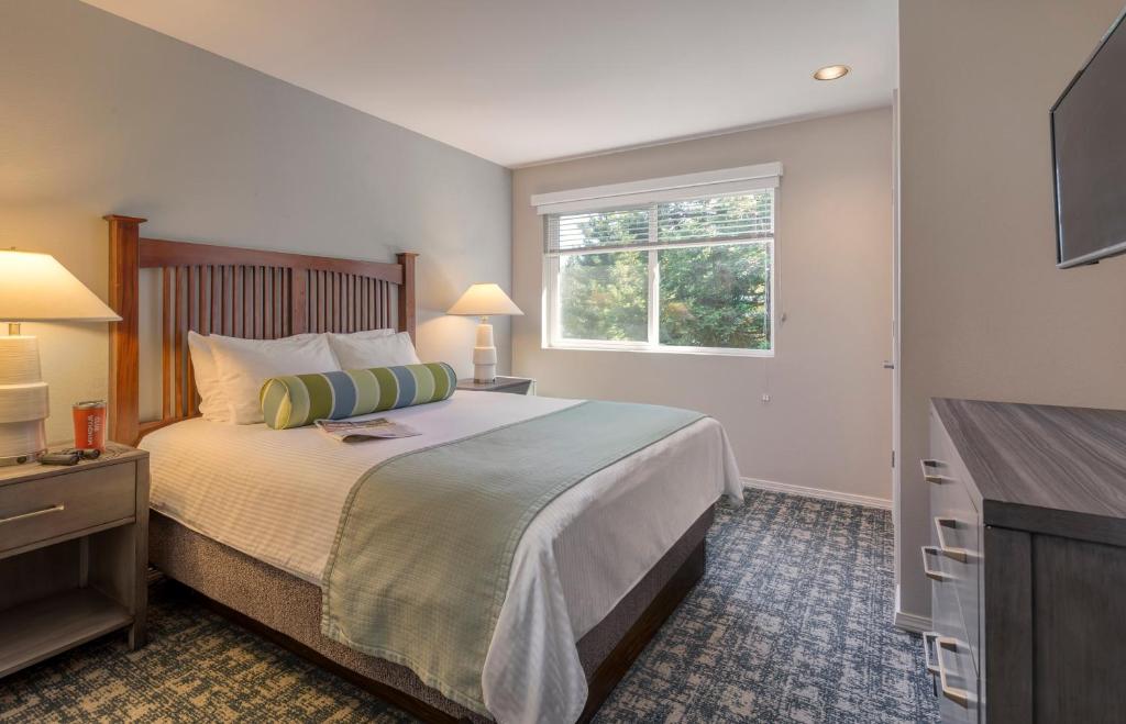 Un dormitorio con una cama grande y una ventana en WorldMark Bass Lake, en Bass Lake