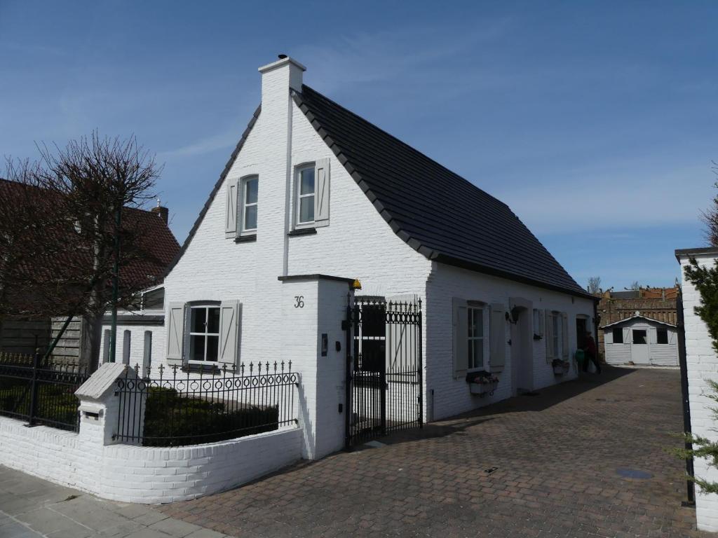 オーステンデにあるVakantiewoning De Nachtegaalの黒屋根白屋根