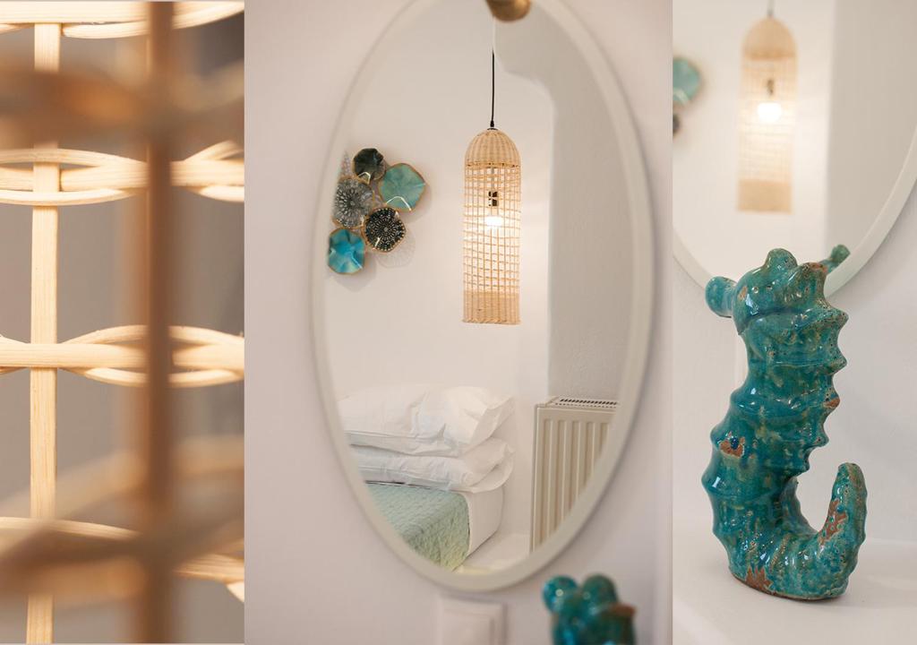 espejo en una habitación con cama y jarrón en Sea & City Naxos, en Naxos Chora