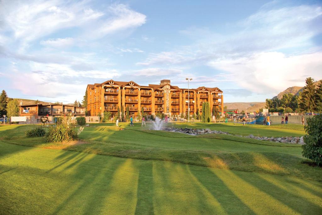 um grande edifício com uma fonte no meio de um parque em WorldMark Chelan - Lake House em Chelan