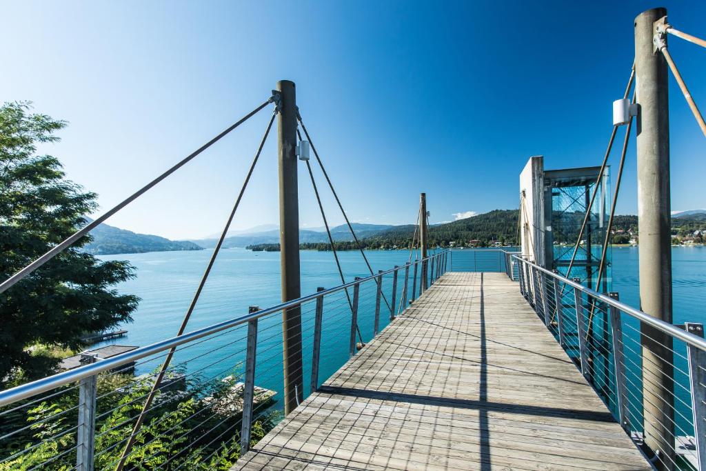 a suspension bridge over a body of water at Suiten-Aparthotel AENEA in Reifnitz