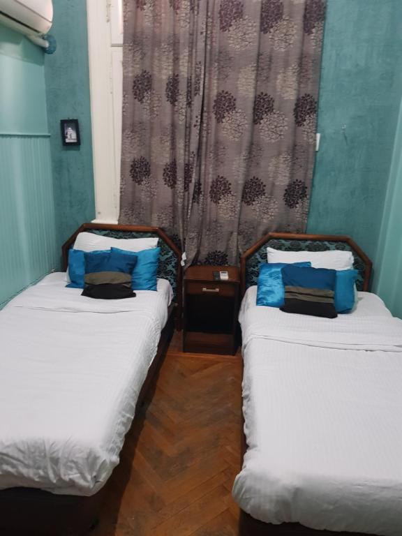 Postel nebo postele na pokoji v ubytování Downtown Inn