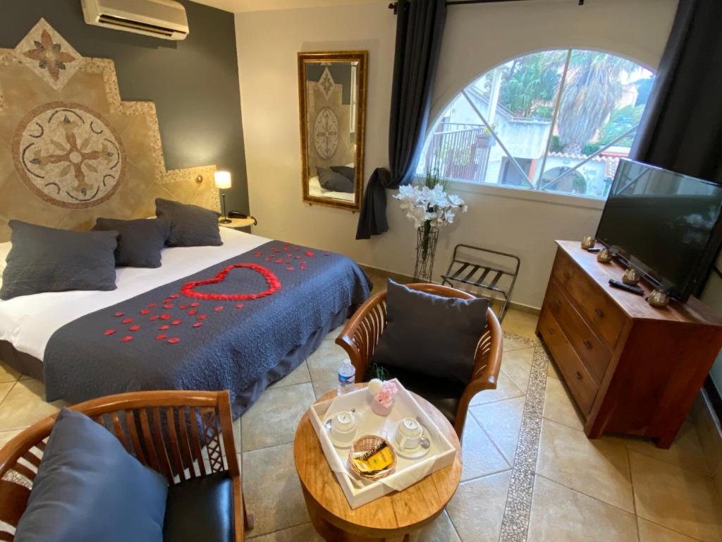 Postel nebo postele na pokoji v ubytování Logis Hôtel Les II Mas - Perpignan Sud