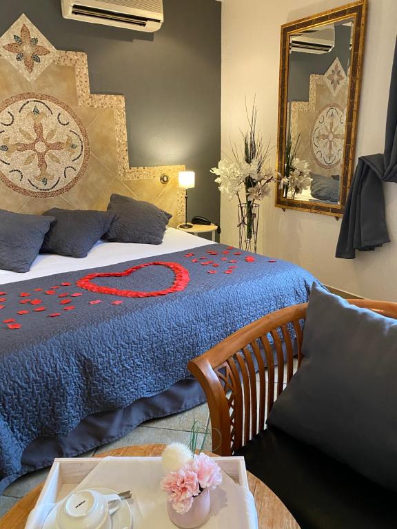 Postel nebo postele na pokoji v ubytování Logis Hôtel Les II Mas - Perpignan Sud