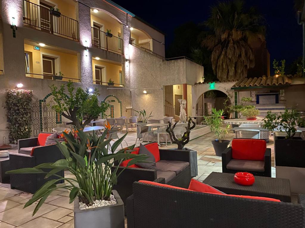 Posezení v ubytování Logis Hôtel Les II Mas - Perpignan Sud