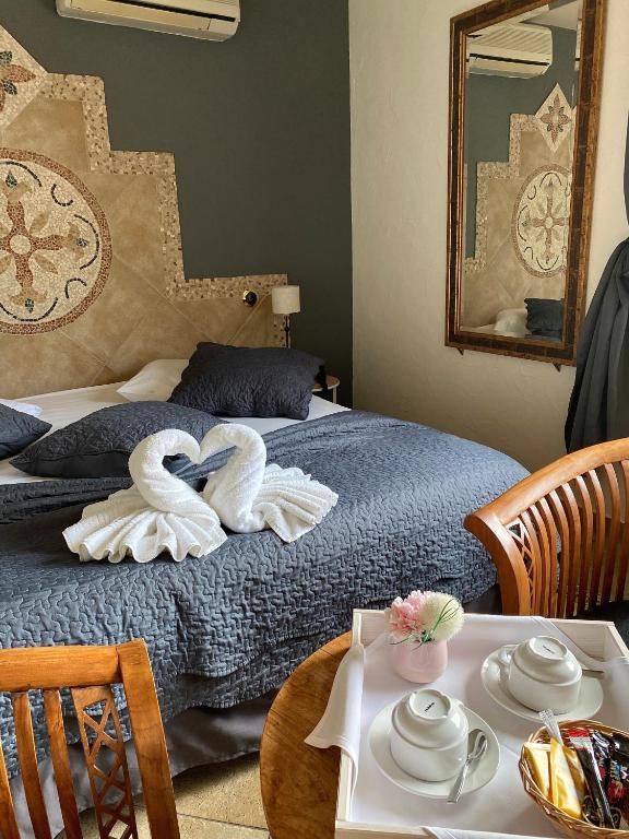 Postel nebo postele na pokoji v ubytování Logis Hôtel Les II Mas - Perpignan Sud