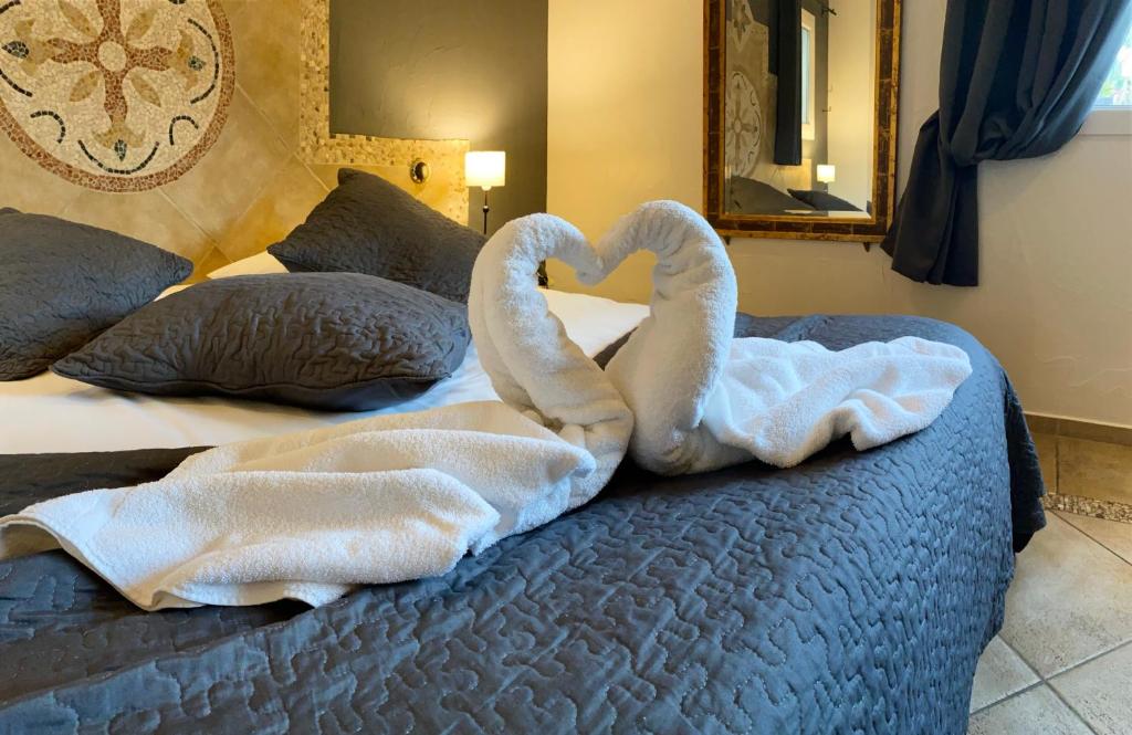Postel nebo postele na pokoji v ubytování Logis Hôtel Les II Mas - Perpignan Sud