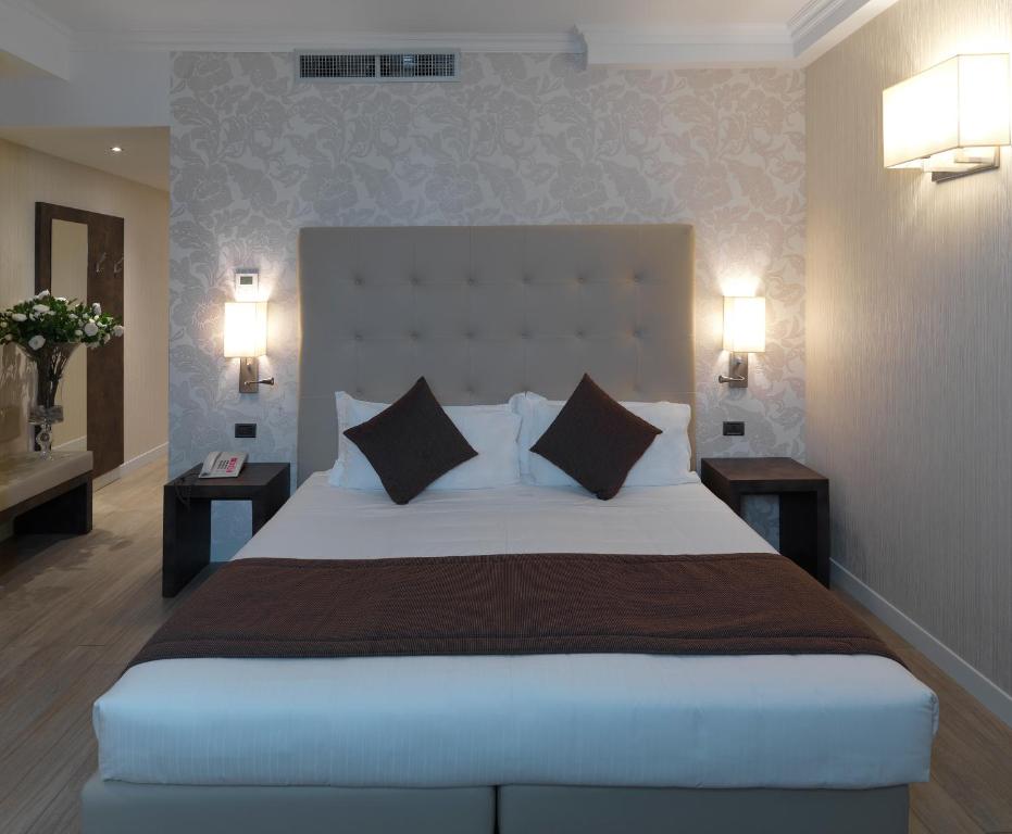 Postel nebo postele na pokoji v ubytování Windsor Hotel Milano
