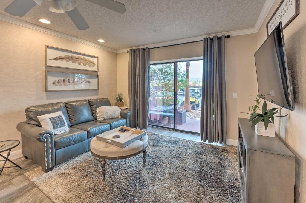 uma sala de estar com um sofá e uma televisão em Cozy-Chic Condo with Pool Access 1 Block to Beach! em Lake Havasu City