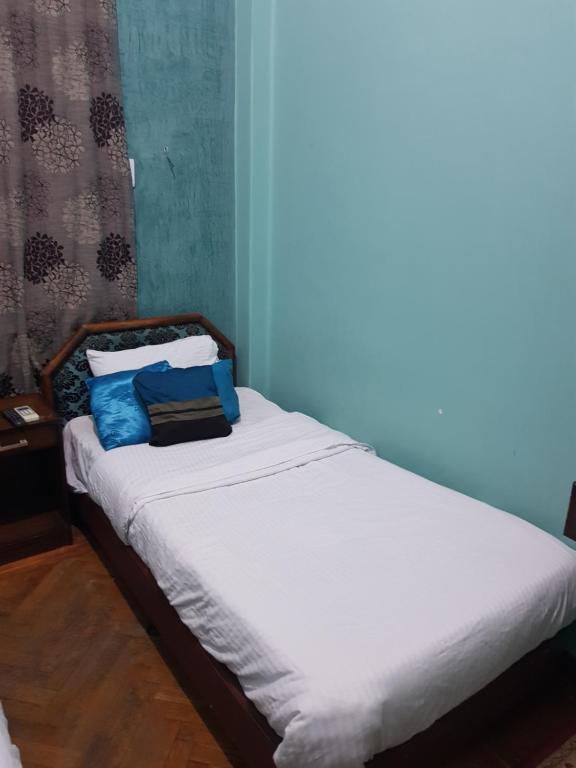 Postel nebo postele na pokoji v ubytování Downtown Inn