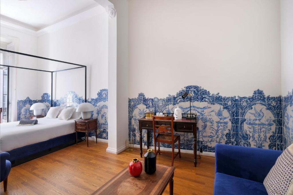 a bedroom with a bed and a desk in a room at 1869 Príncipe Real House in Lisbon