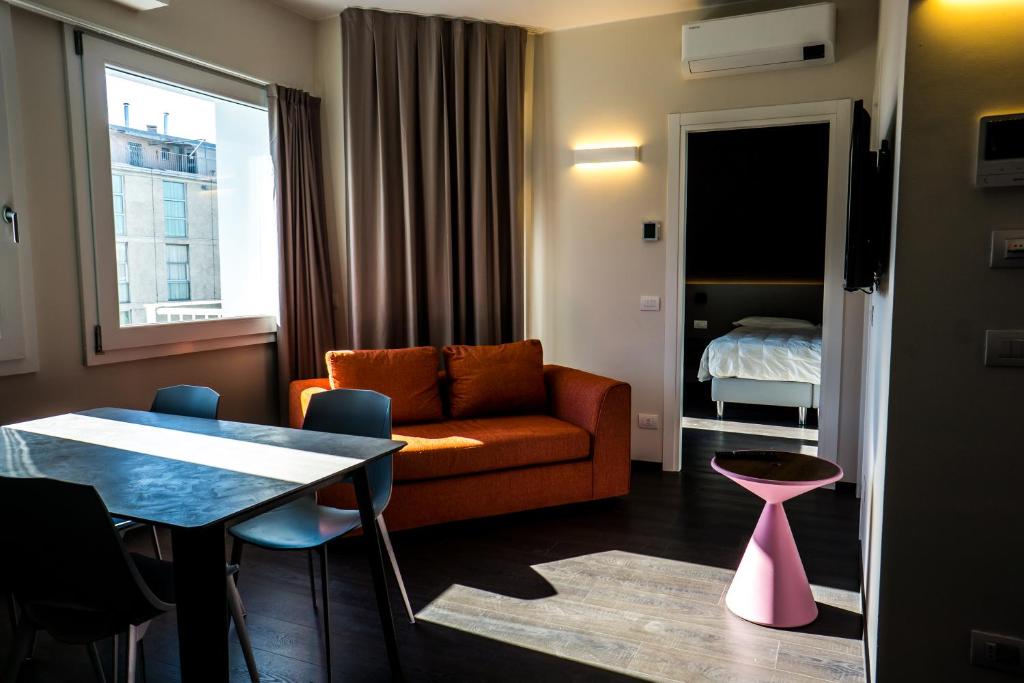 ein Wohnzimmer mit einem Sofa und einem Tisch in der Unterkunft Venice Terminal Apartments & Suites in Mestre