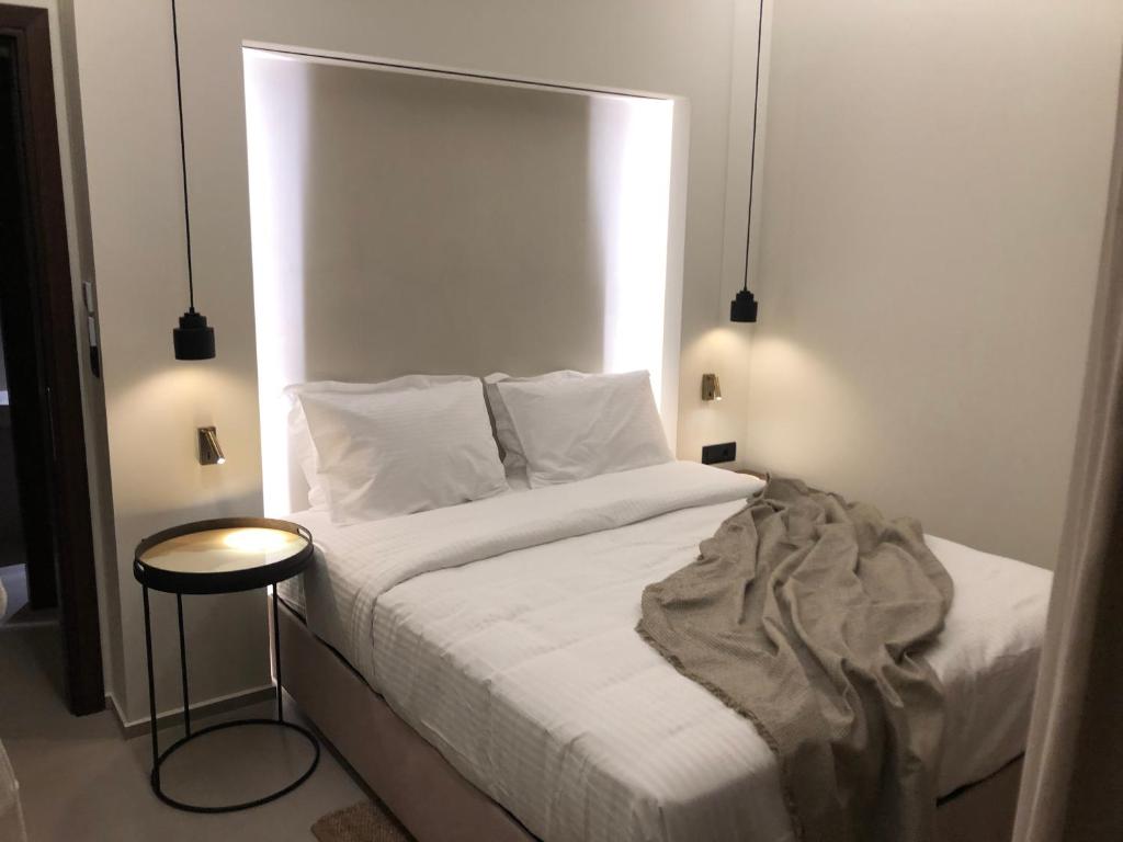 Posteľ alebo postele v izbe v ubytovaní THE WAVE GRANDE VILLA KATHISMA Lefkada