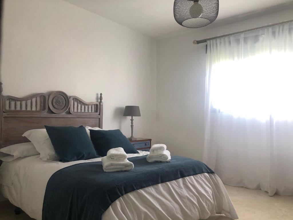 1 dormitorio con 1 cama con toallas en Apartamento El Vial, en Córdoba