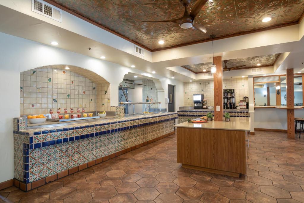 Oxford Suites Pismo Beach photo