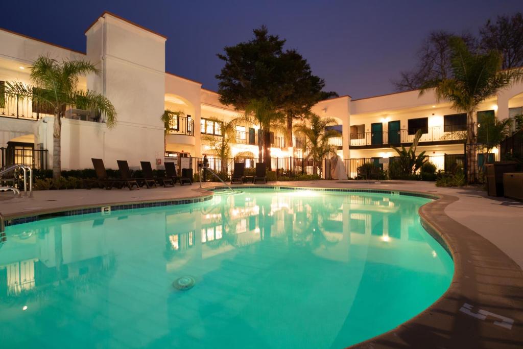 - une piscine en face d'un bâtiment la nuit dans l'établissement Oxford Suites Pismo Beach, à Pismo Beach