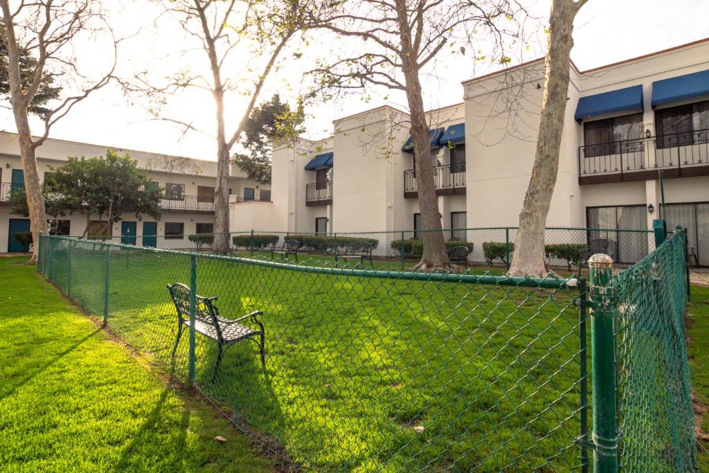 Oxford Suites Pismo Beach photo