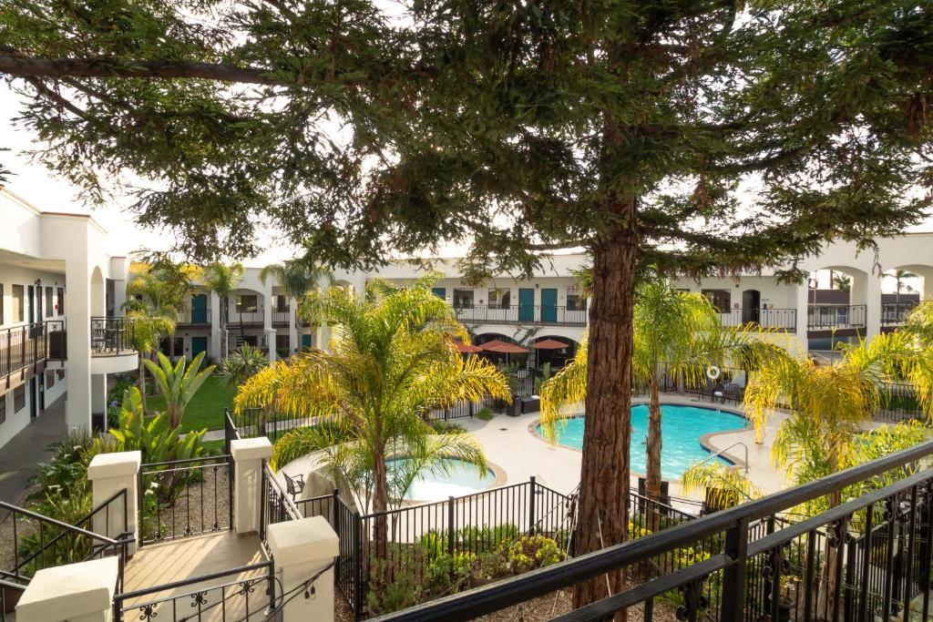 Oxford Suites Pismo Beach photo