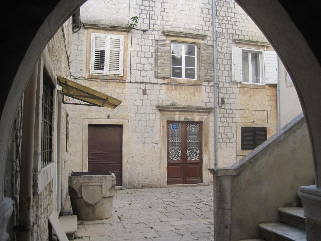 - l'entrée d'un ancien bâtiment en pierre avec une porte dans l'établissement Room Mira, à Trogir