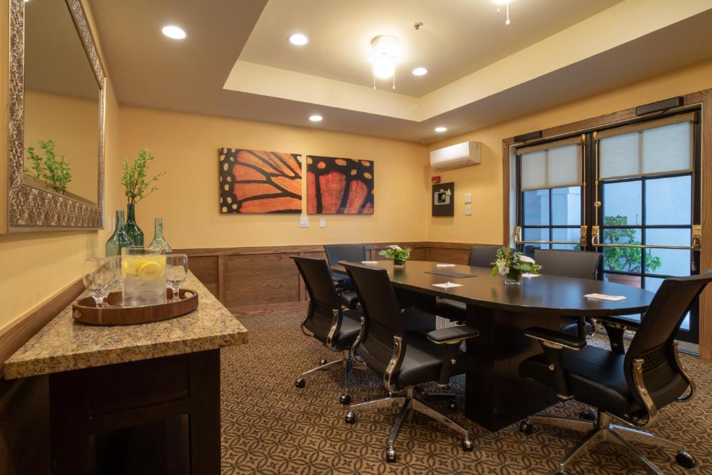 Oxford Suites Pismo Beach photo