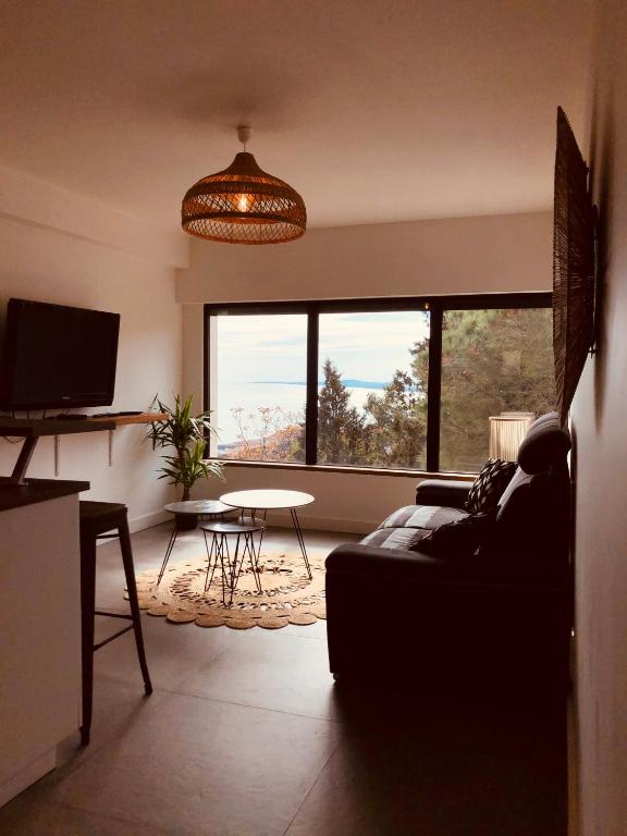 un salon avec un canapé et une table dans l'établissement Les Mégalithes, à Sète