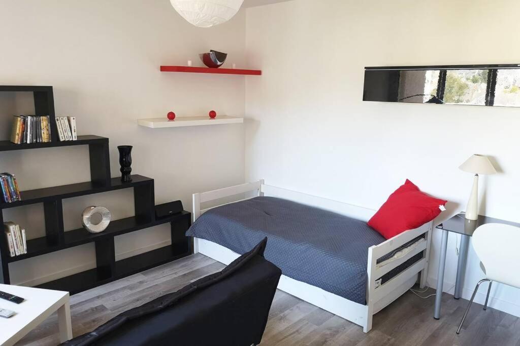 - une petite chambre avec un lit et un canapé dans l'établissement Logement entier Saint brieuc centre, à Saint-Brieuc