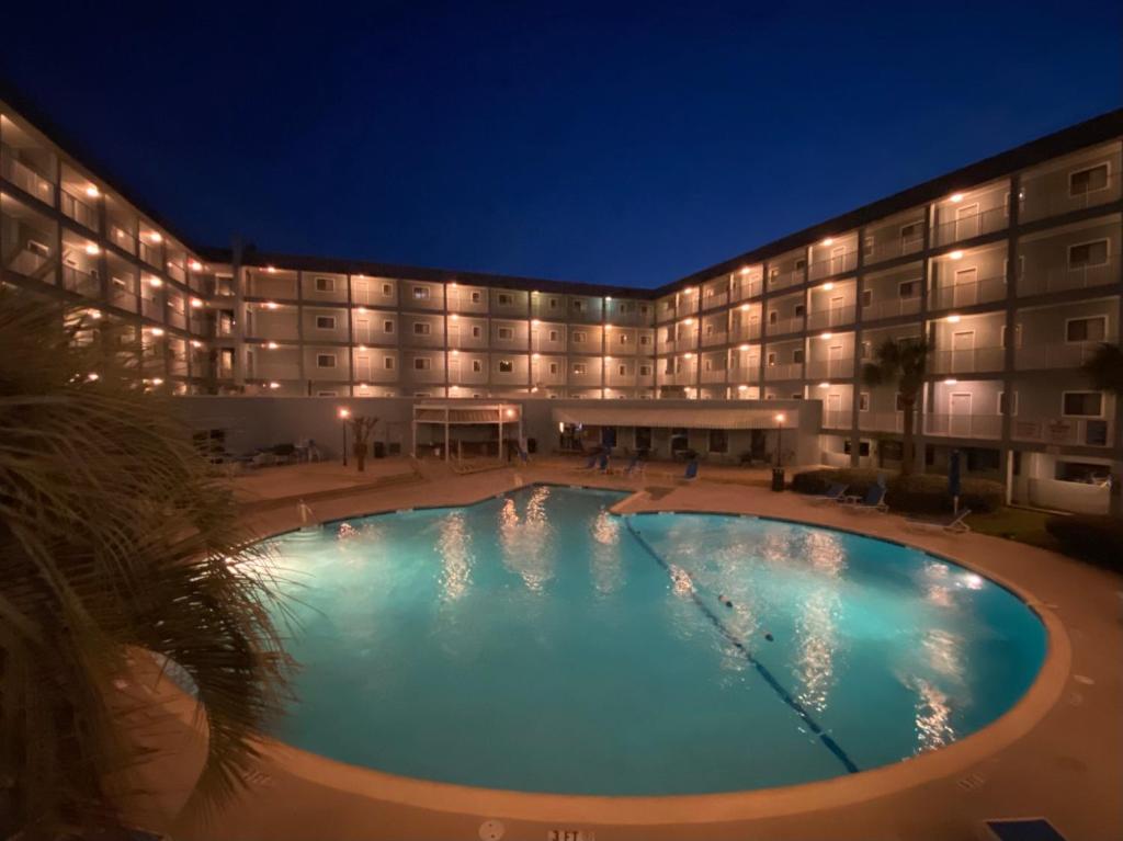 una gran piscina frente a un hotel por la noche en Steps away from the BEACH!!!, en Hilton Head Island