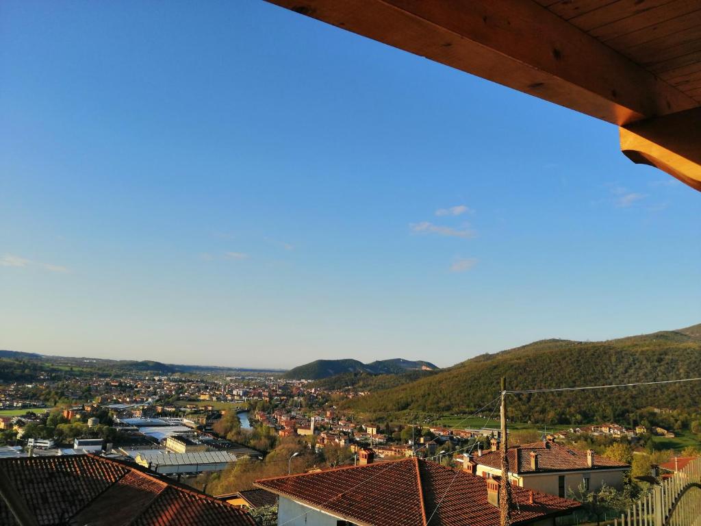 vista sulla città dal tetto di un edificio di Ca' Pietra di Nonno Pietro a Gavardo