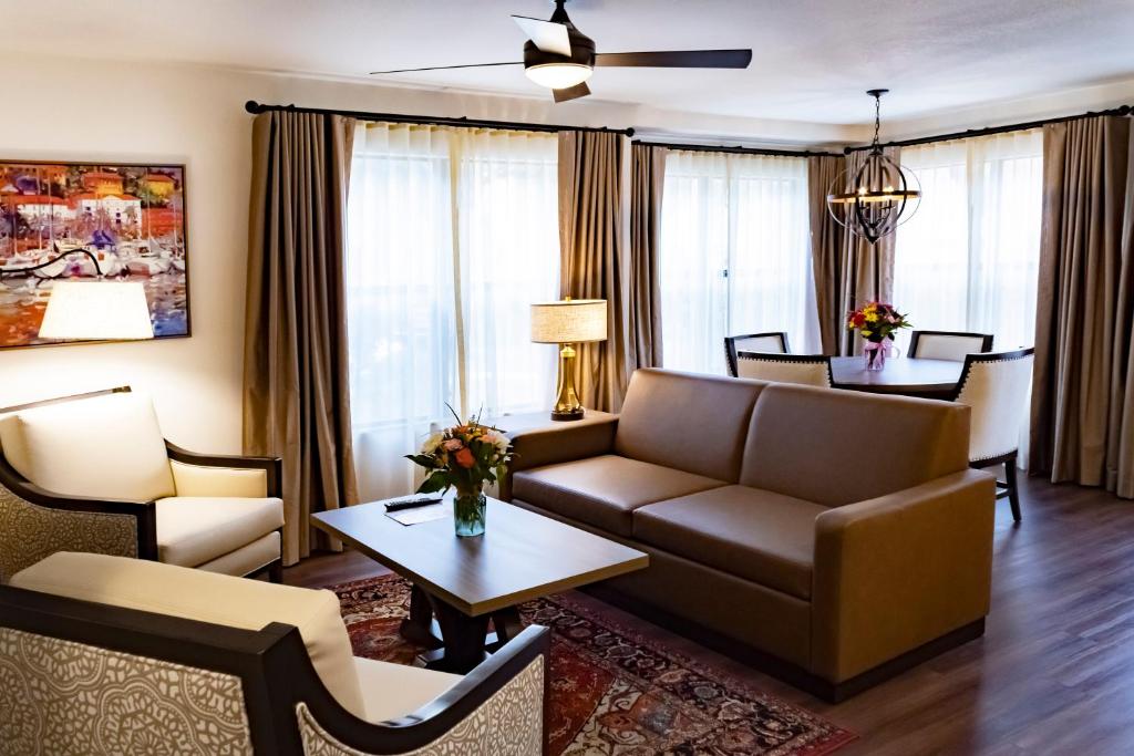 Westgate Flamingo Bay Resort - Deluxe One-Bedroom Villa With Sofa Bed