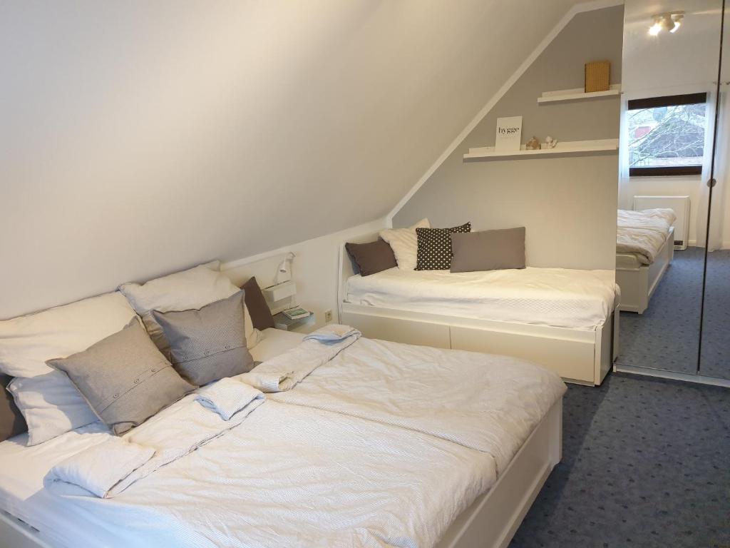 pokój z 2 łóżkami w pokoju w obiekcie Ferienhaus "Hygge Friedrichskoog-Spitze" w mieście Friedrichskoog