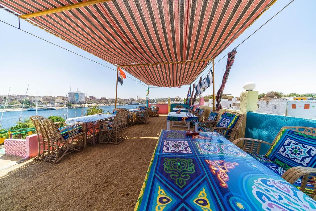 een terras van een restaurant met tafels en stoelen bij Bob Marley Guest House in Aswan