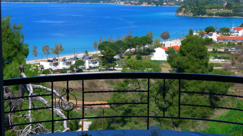 einen Balkon mit Blick auf das Wasser in der Unterkunft George & Sia's House in Neos Marmaras