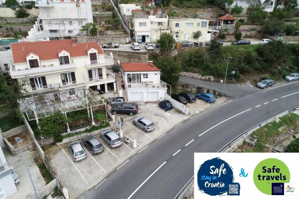 una vista aérea de una ciudad con coches aparcados en una calle en Rooms Monika, en Dubrovnik