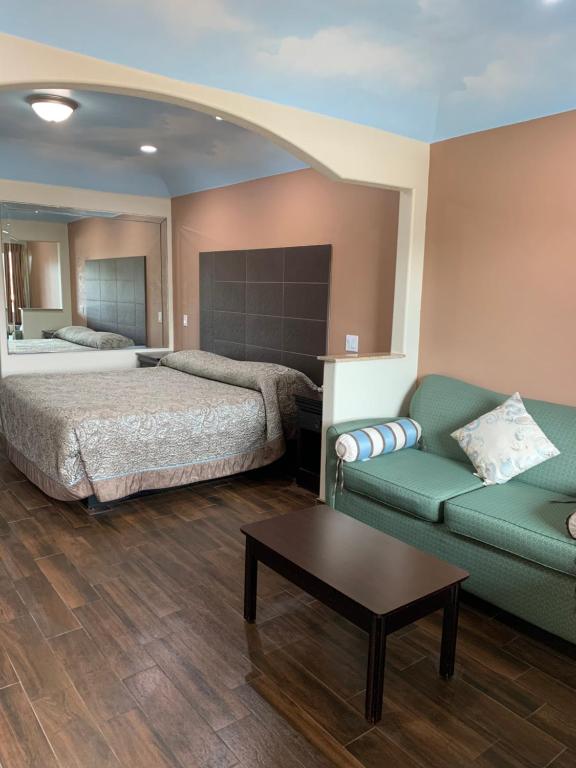 Habitación de hotel con cama y sofá en Sterling Inn and Suites at Reliant and Medical Center Houston, en Houston