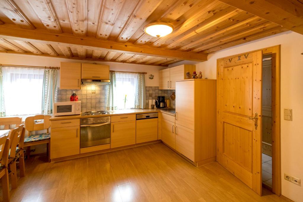 Kuchyň nebo kuchyňský kout v ubytování Gasthof Kirchmoar