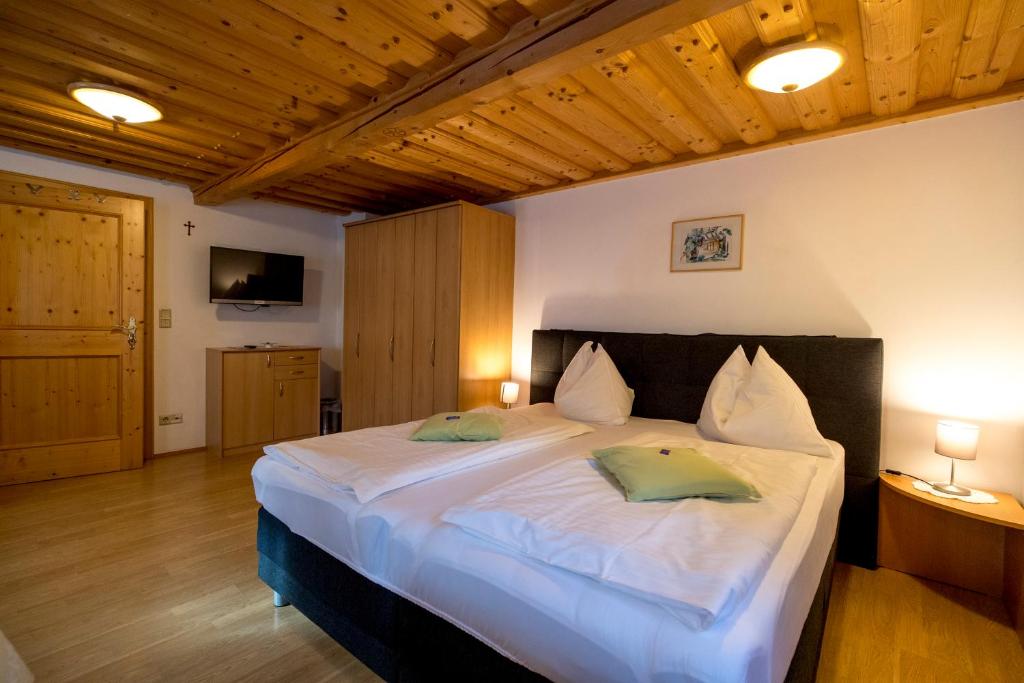 Postel nebo postele na pokoji v ubytování Gasthof Kirchmoar