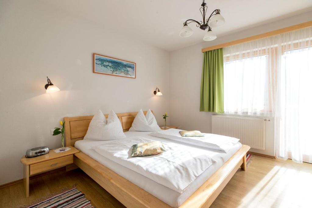 Postel nebo postele na pokoji v ubytování Gasthof Kirchmoar