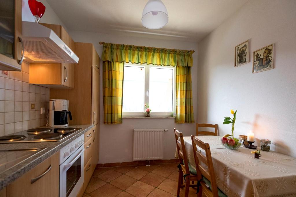 Kuchyň nebo kuchyňský kout v ubytování Gasthof Kirchmoar