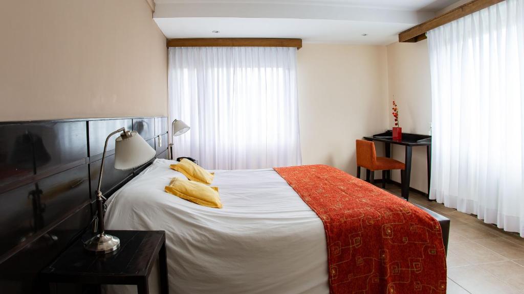 Un ou plusieurs lits dans un hébergement de l'établissement Hotel Poincenot