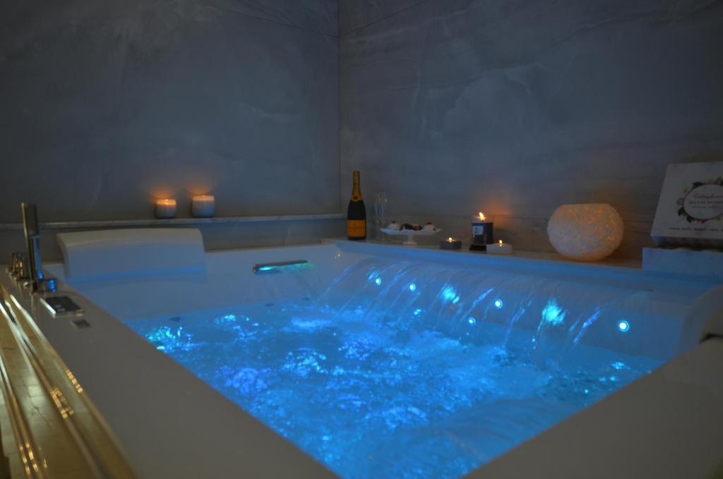 bañera de hidromasaje con luces azules en una habitación en 7 BLU Casa vacanze con idromassaggio, en Catania