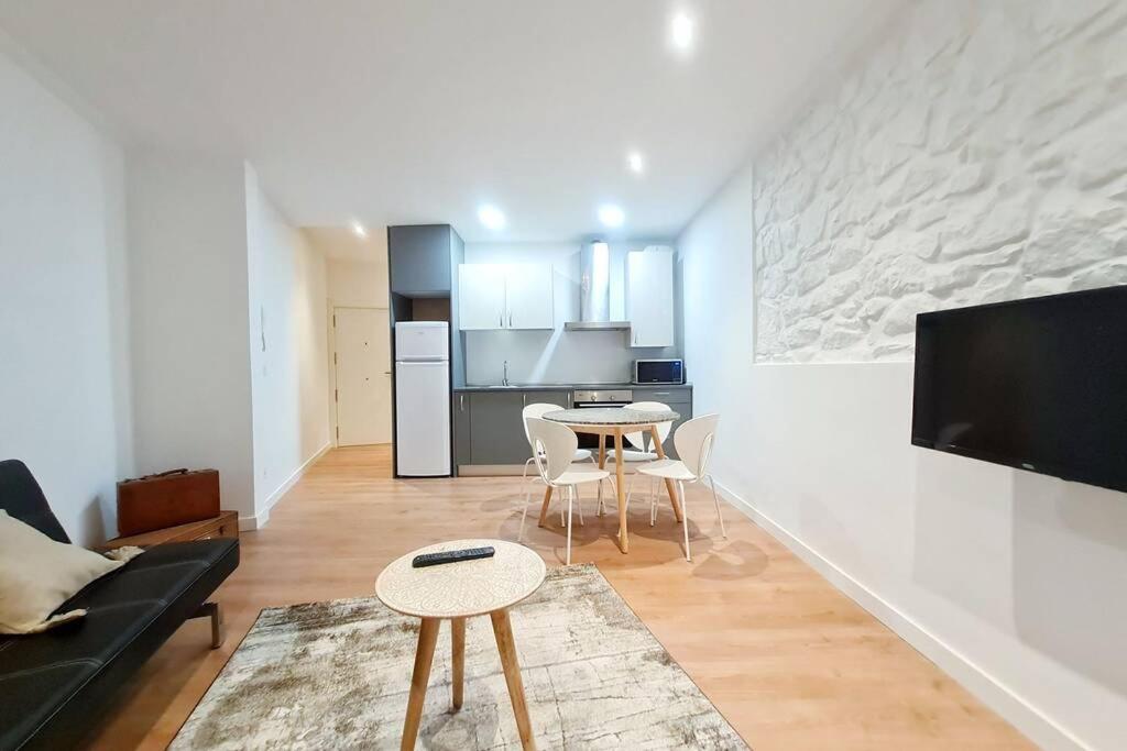 Televízia a/alebo spoločenská miestnosť v ubytovaní Apartamento Zurriola by SanSe Holidays