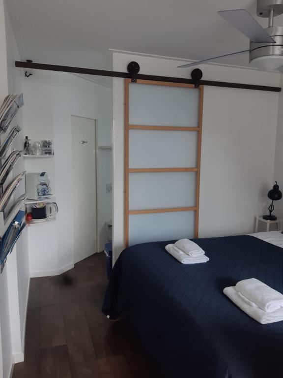 1 dormitorio con 1 cama con 2 toallas en B&B ByBoukje, en Eernewoude