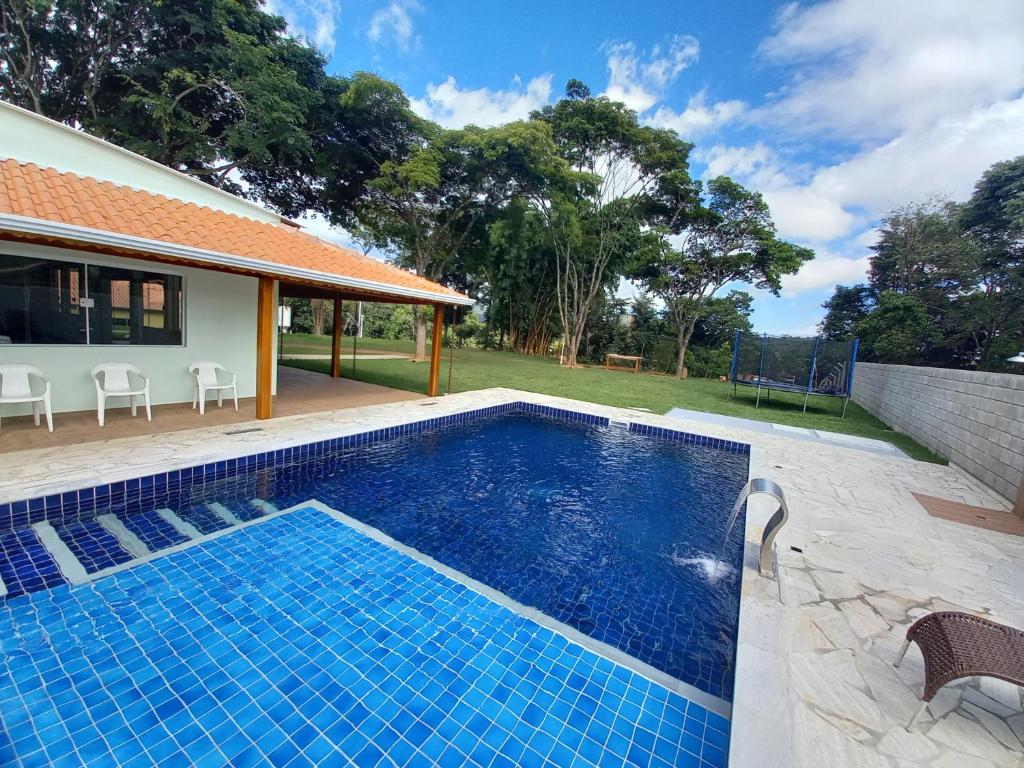 una piscina en el patio trasero de una casa en Chácara com Piscina-JundiaÍ SP, en Jundiaí
