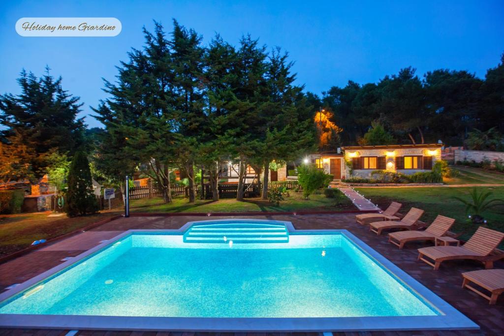 - une piscine dans l'arrière-cour d'une maison dans l'établissement Holiday Home Giardino Marino, à Pomer