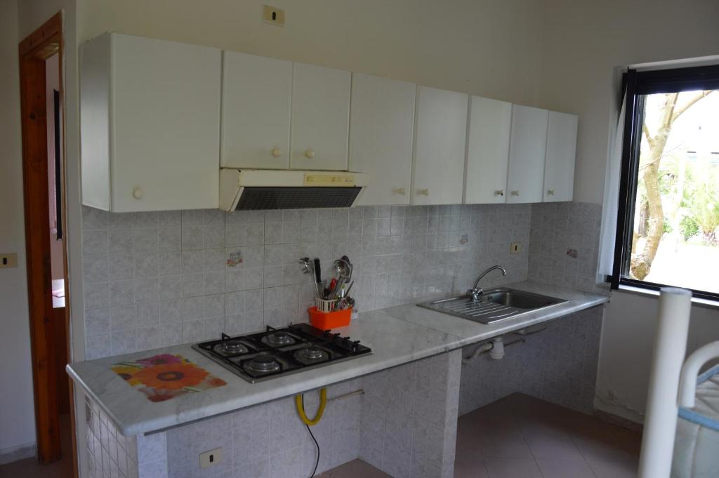 Kuchyň nebo kuchyňský kout v ubytování Lido Villaggio il Ragno