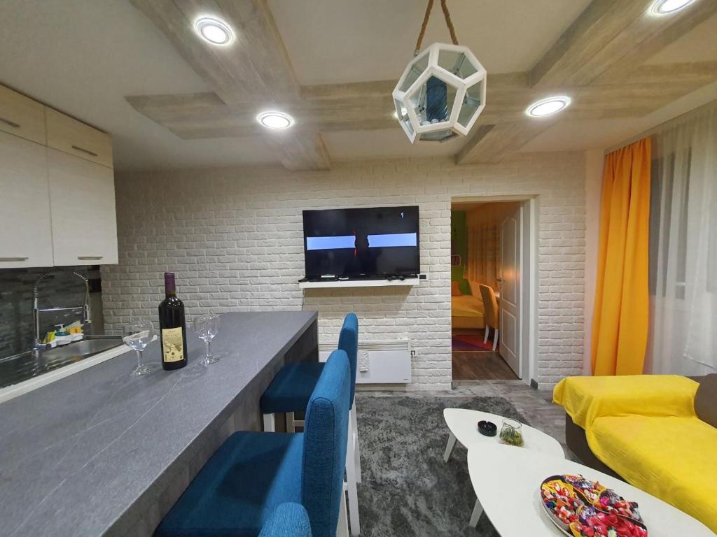 salon z kuchnią i blatem z krzesłami w obiekcie Harmony apartment - beautiful central location w mieście Herceg Novi