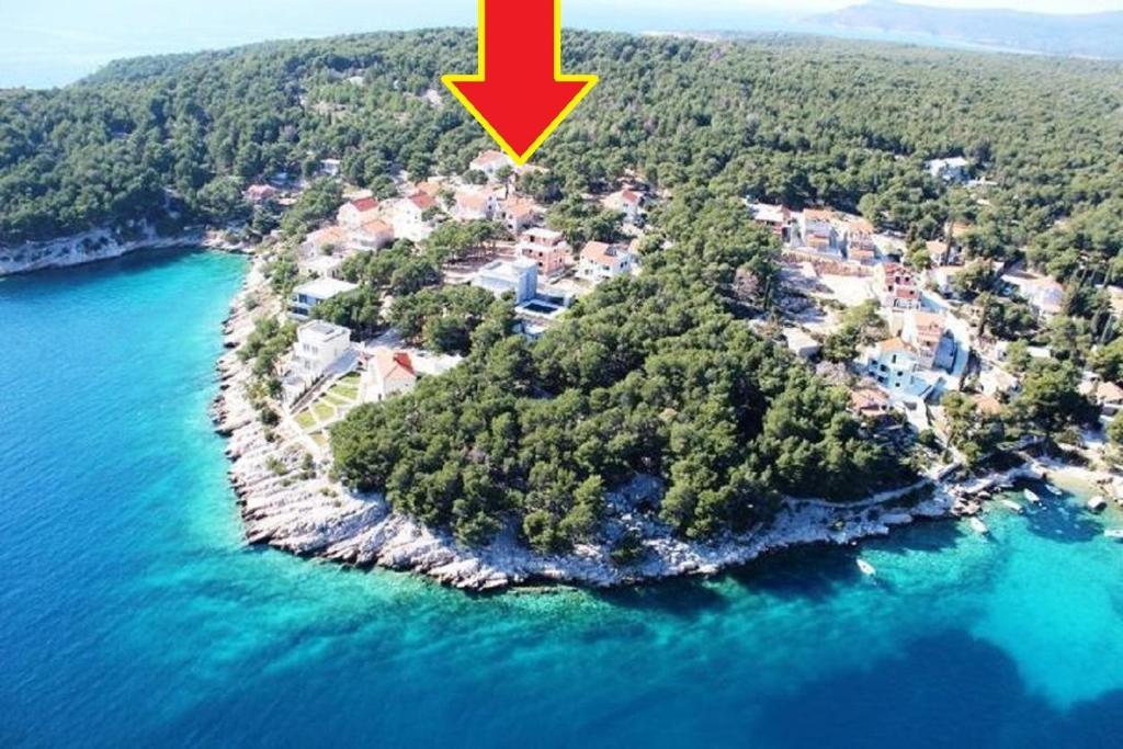 een eiland in het water met een rode pijl bij Apartment Deni - 70m from beach in Milna